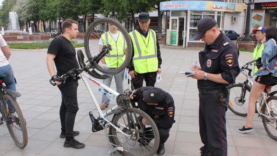 Сотрудники полиции массово проверяют серийные номера велотранспорта