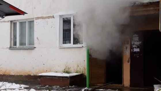 Бомж устроил пожар в подвале жилого дома