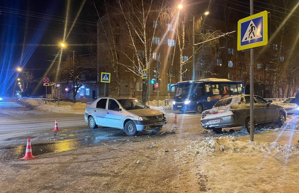 В Йошкар-Оле не поделили дорогу Renault Logan и «ВАЗ-2110» 