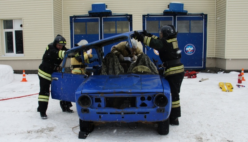 Пожарные Марий Эл на скорость «разрезали» машины