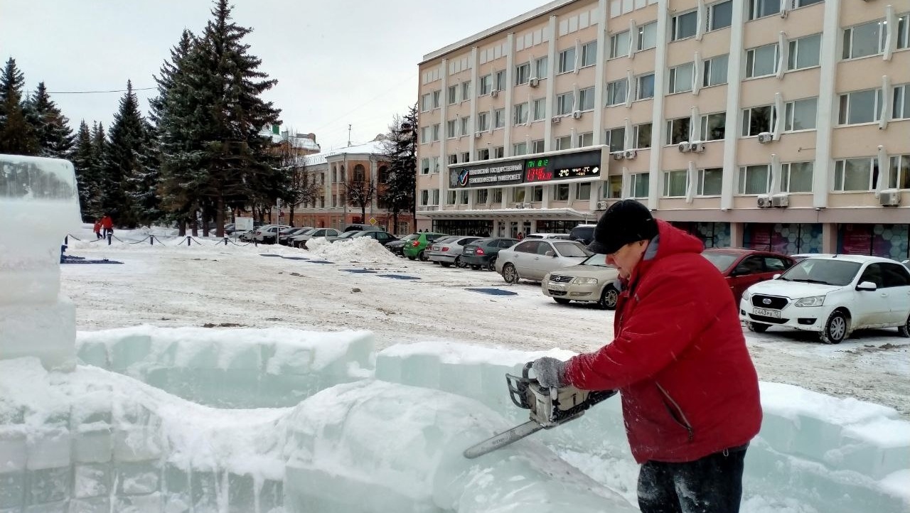 На центральной площади Йошкар-Олы мастерят ледовый лабиринт