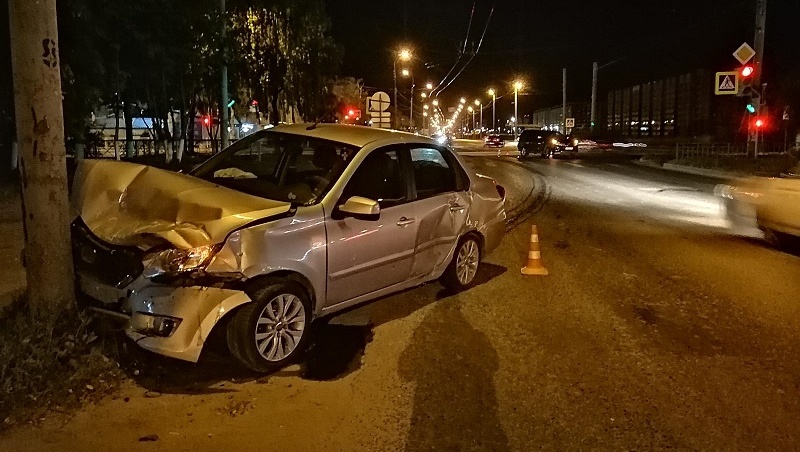 На одном из перекрёстков Йошкар-Олы столкнулись две иномарки