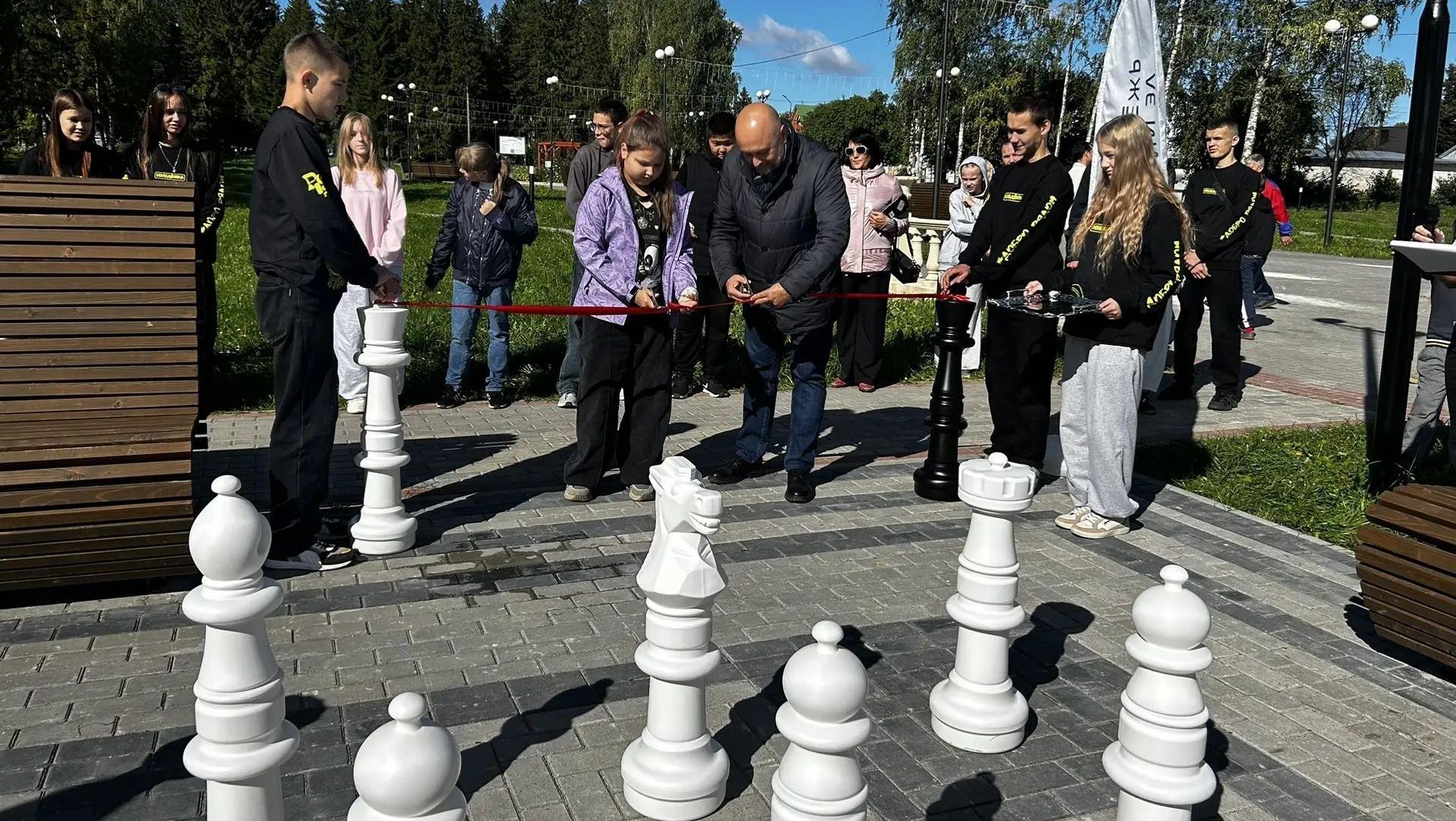 В посёлке Советский открыли шахматную площадку с ростовыми шахматами