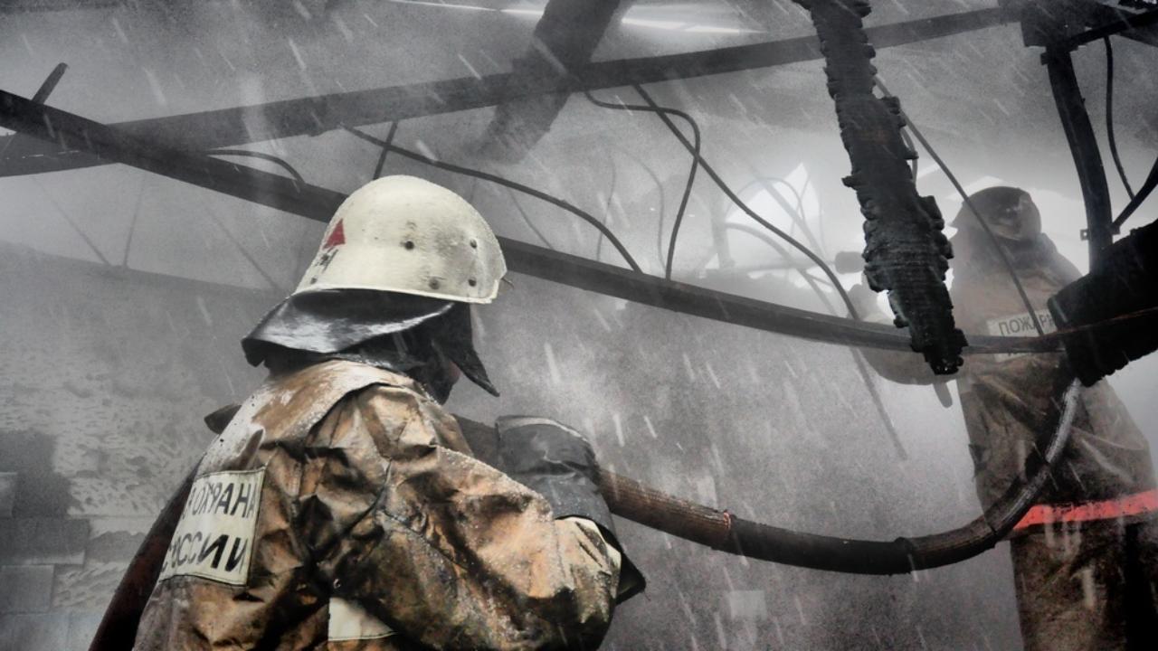 В селе Ежово сгорел дом и два автомобиля 