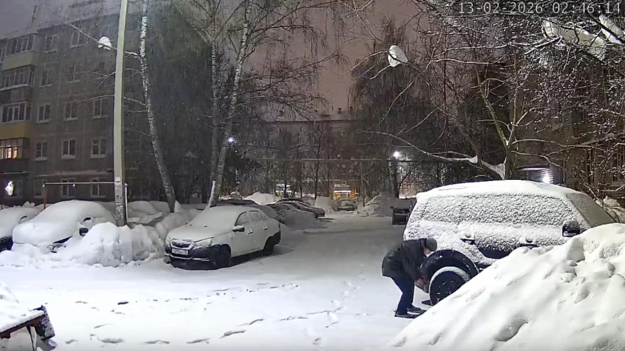 Ночью во дворах  Йошкар-Олы неизвестный мужчина протыкал колёса автомобилей