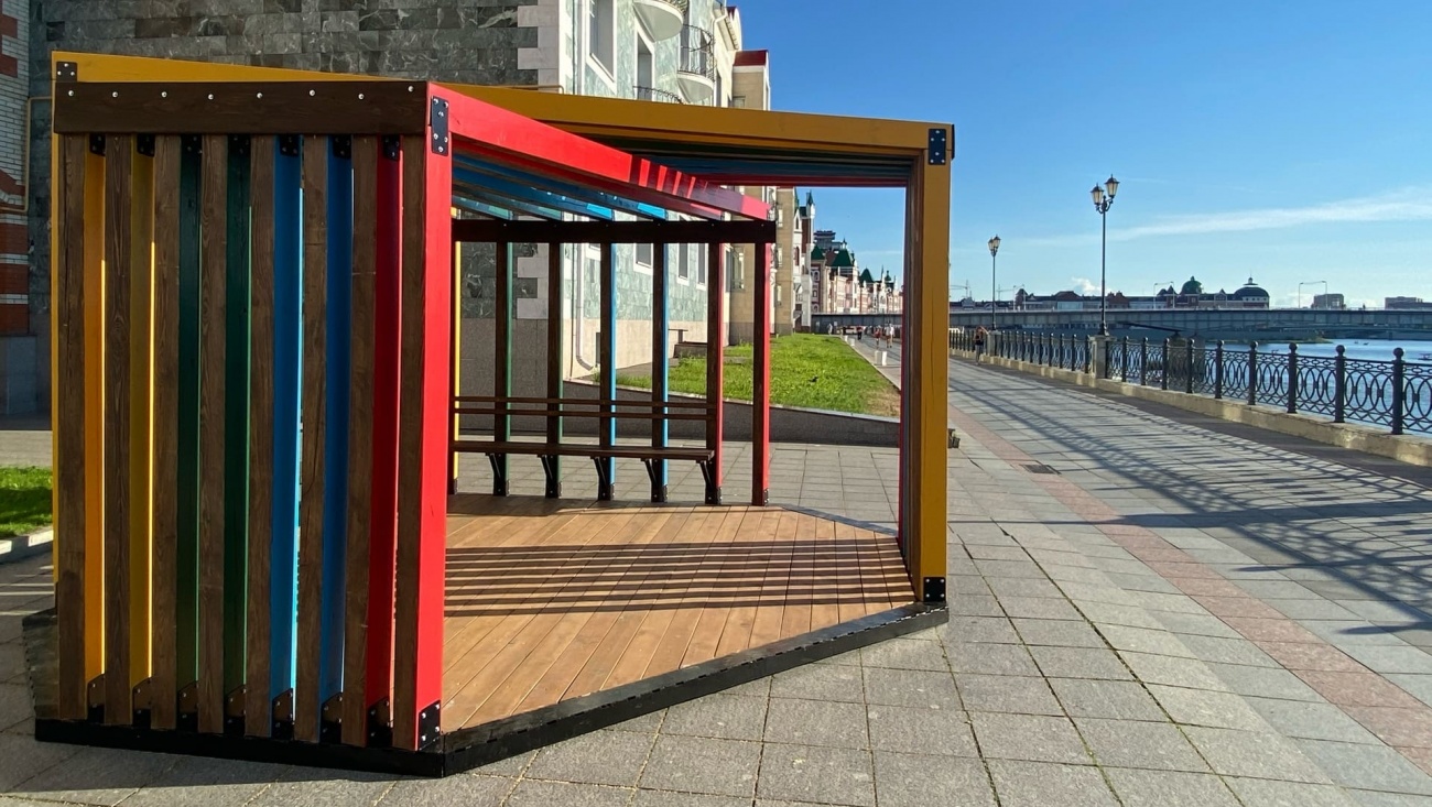 Книжные шкафы, беседка, детский городок: на набережной Йошкар-Олы появляются новые объекты