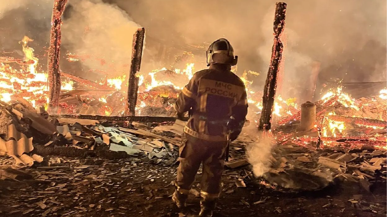 В Моркинском районе сильный пожар охватил частное хозяйство