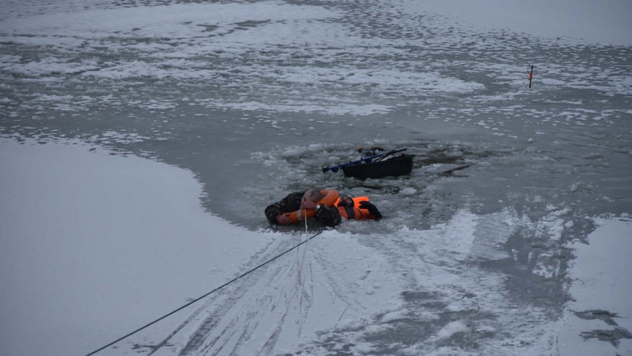 В Йошкар-Оле провалившегося под лёд рыбака спасали более 10 человек