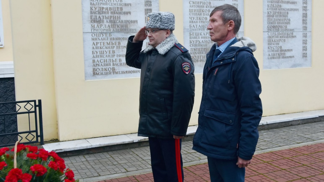 В Марий Эл почтили память сотрудников полиции, погибших при исполнении служебного долга