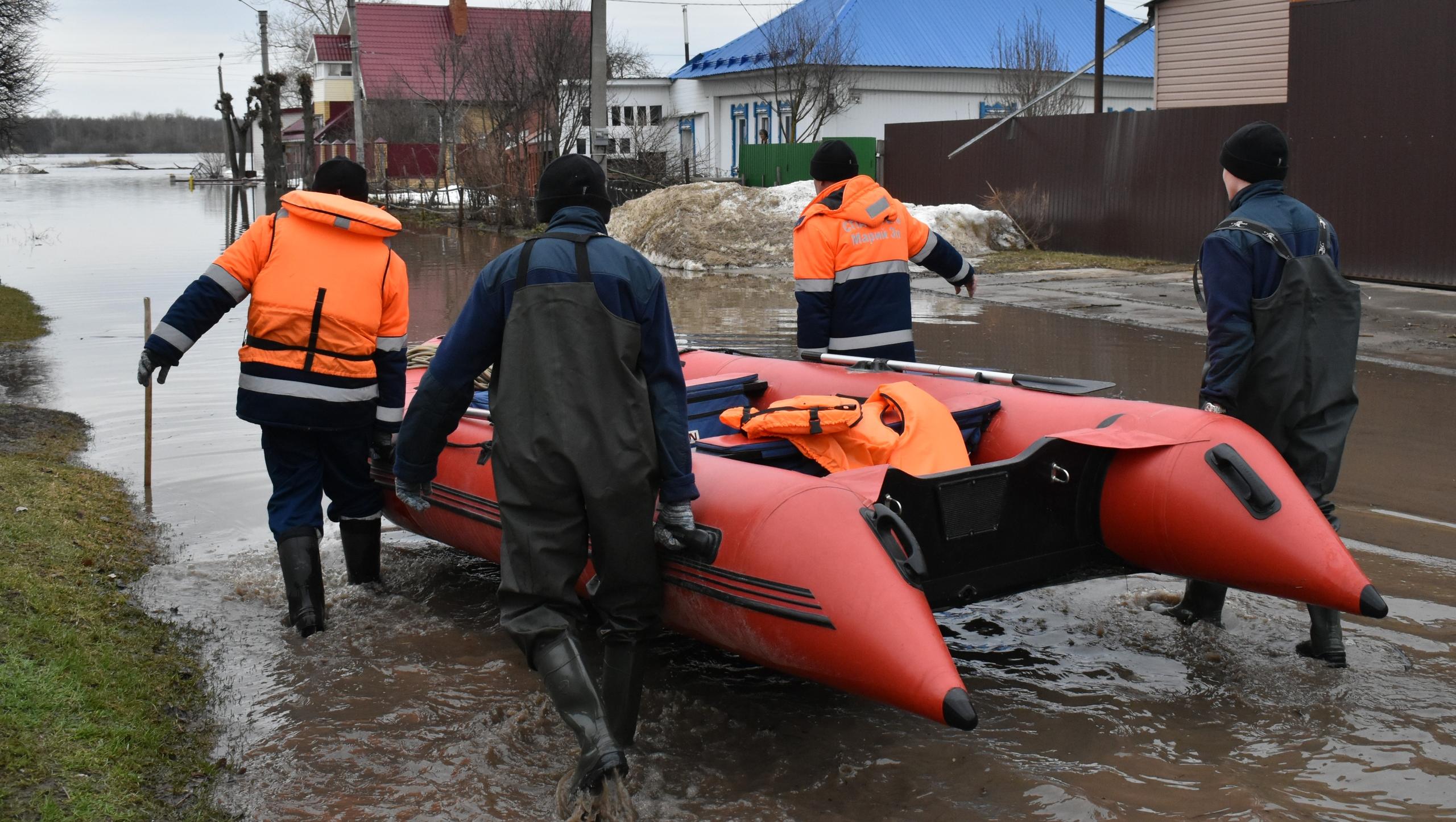 В Йошкар-Оле из-за разлива двух рек люди не могут самостоятельно выбраться из своих домов