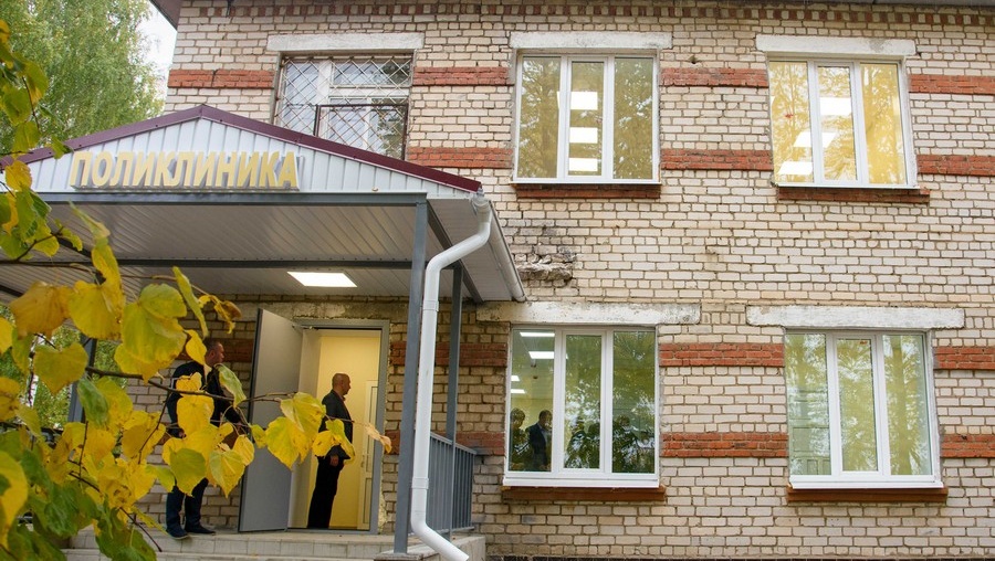 Глава Марий Эл оценил результаты капремонта поликлиники и школы в Параньге