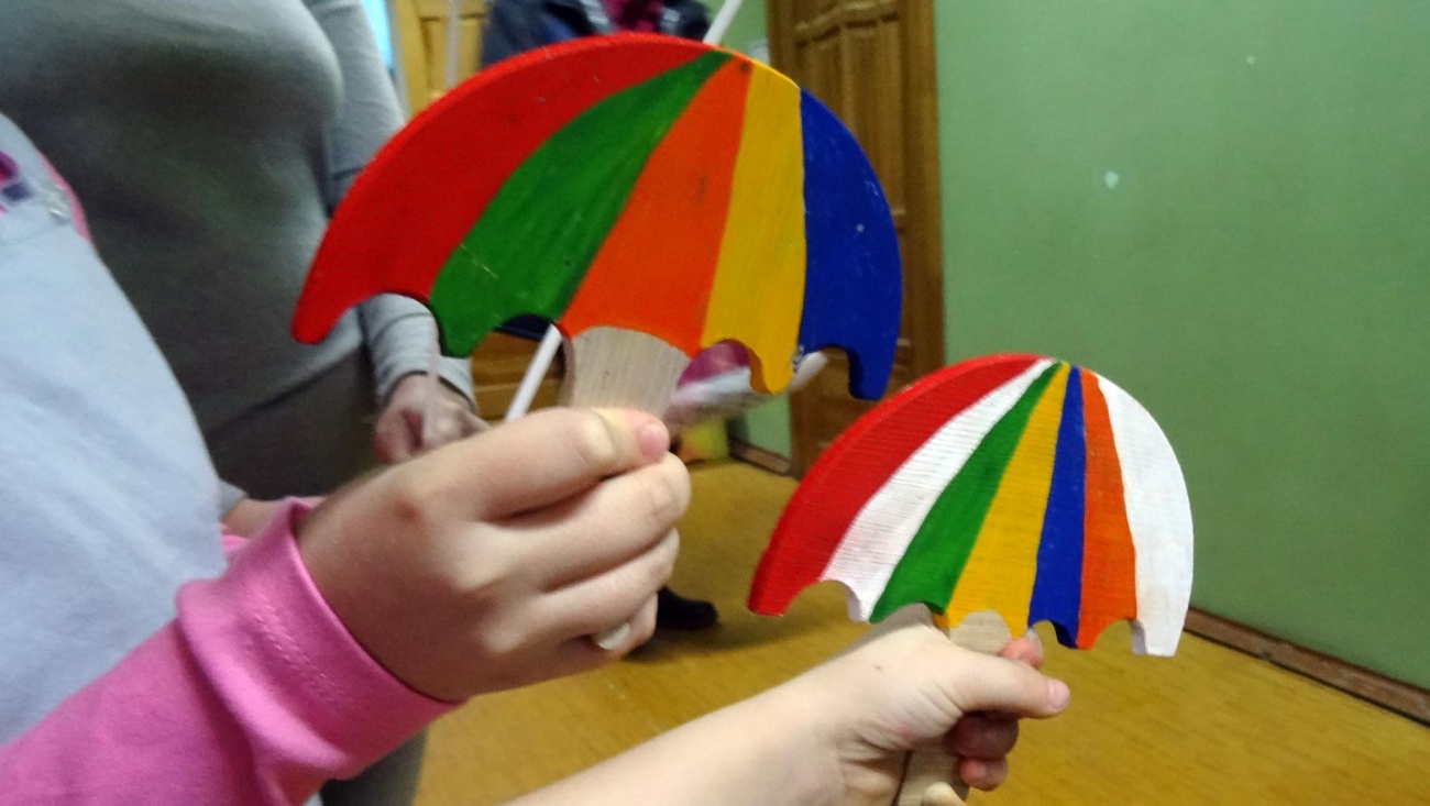 Осуждённые ИК-6 подарили зонтики участникам спектакля «Друг мой Зонтик»