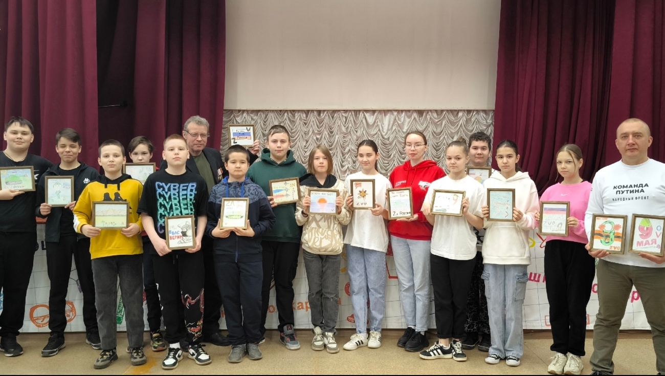 Школьники Йошкар-Олы передали бойцам СВО свои картины