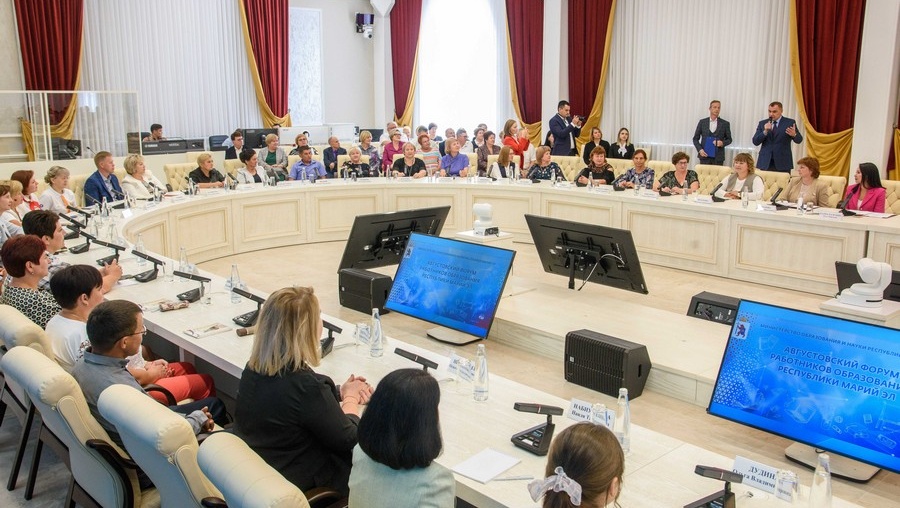 Педагогам Марий Эл с сентября поднимут оклады на 15%