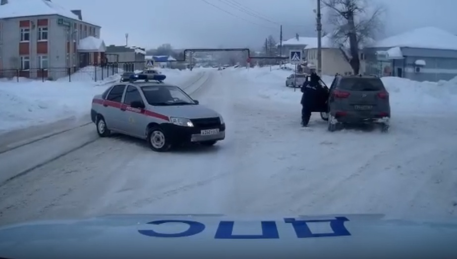 В Марий Эл автоинспектор, рискуя жизнью, остановил пьяного за рулём