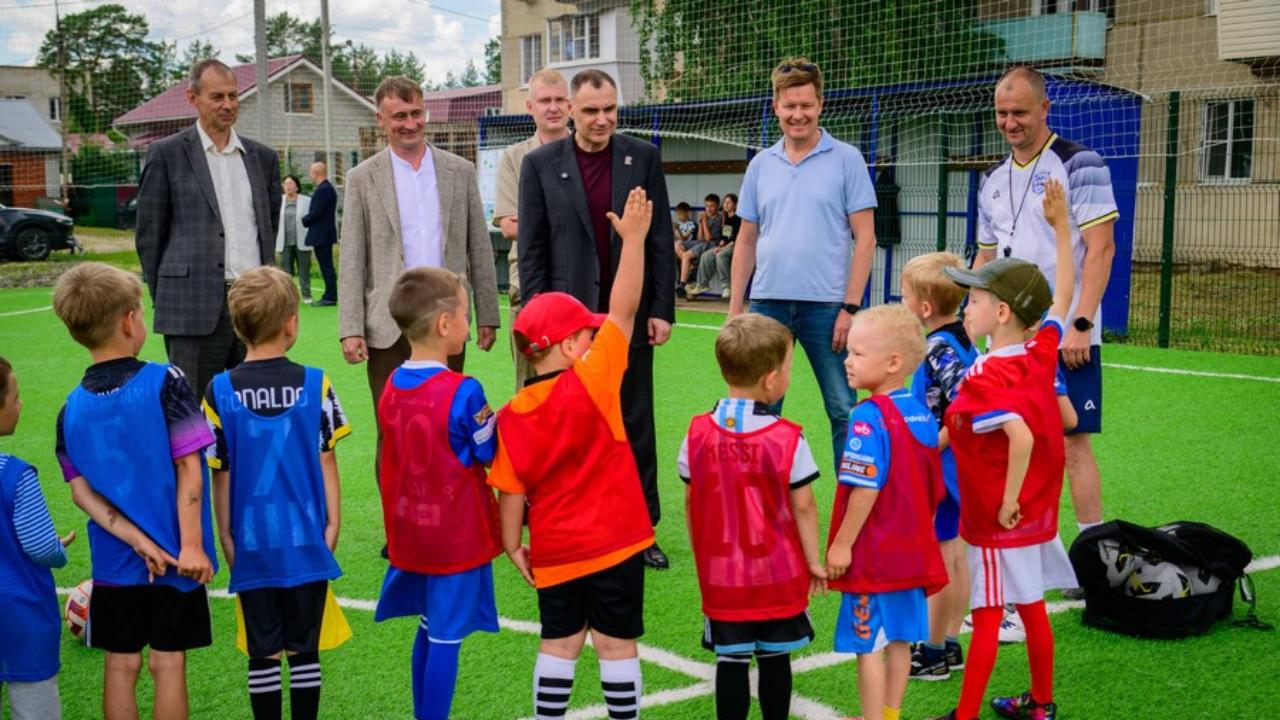 В городе Звенигово за 5,5 млн рублей обустроили футбольное поле