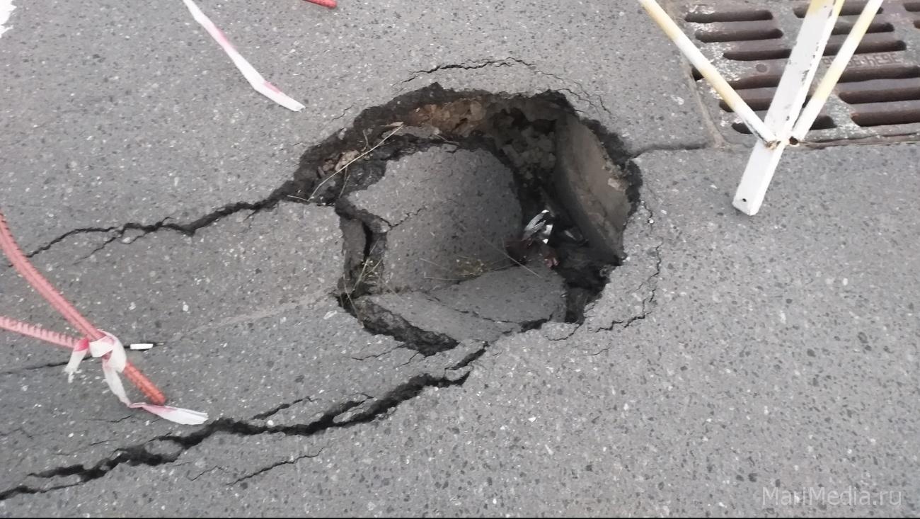 На парковке у ТРК Yolka провалился асфальт