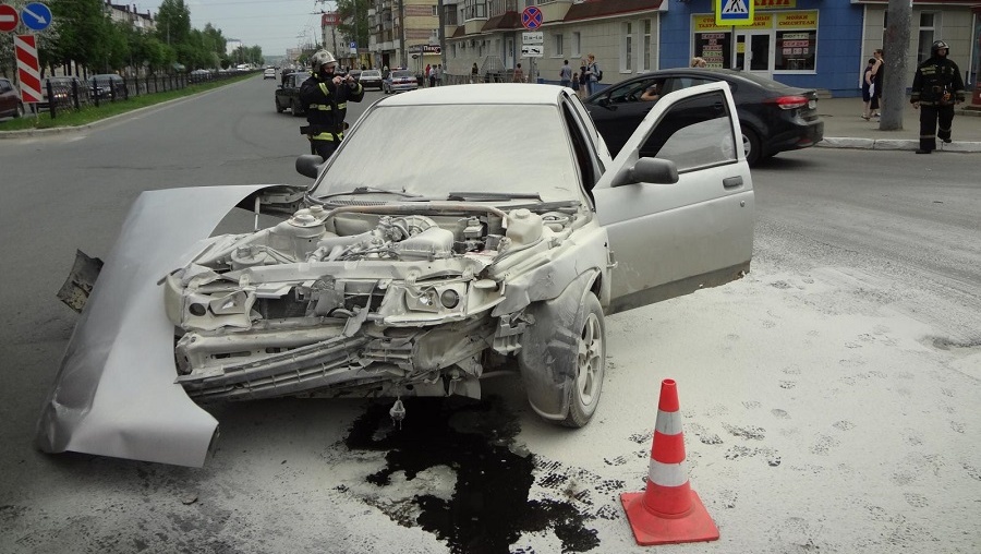 Сотрудники ДПС устанавливают обстоятельства ДТП, в котором сгорела машина