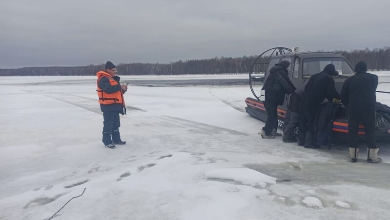 На Волге в Юринском районе под лёд провались четыре рыбака на снегоходе