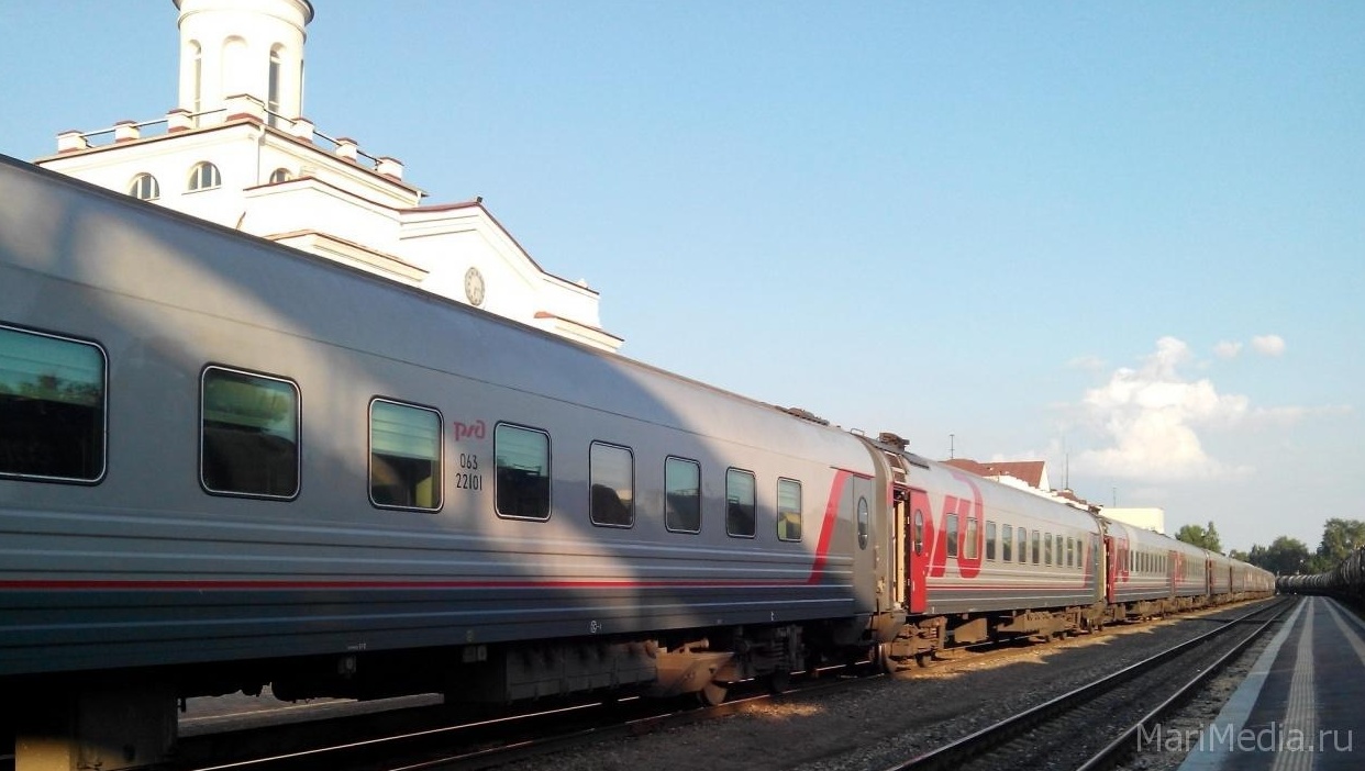 Пассажирам верхних полок в поездах официально разрешат есть на нижних