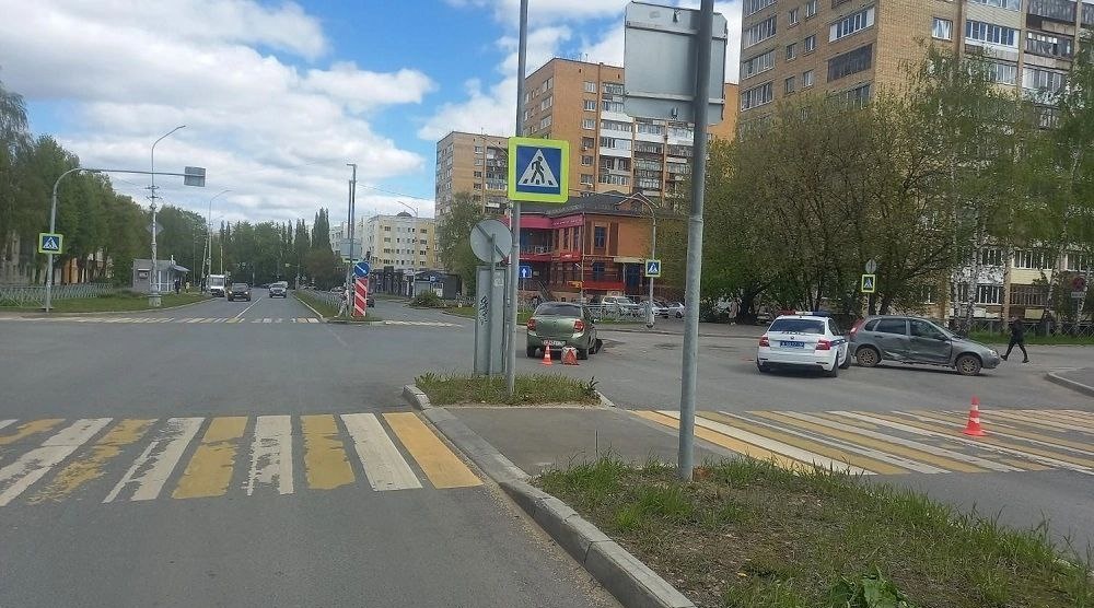 В Йошкар-Оле на нерегулируемом перекрёстке столкнулись два отечественных автомобиля