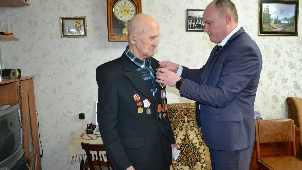 Мэр Козьмодемьянска в преддверии Дня Победы вручил памятные медали жителям города