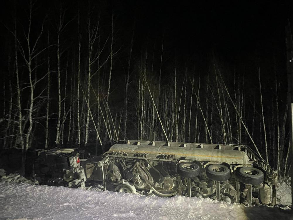 В Марий Эл легковой автомобиль «скинул» грузовик в кювет