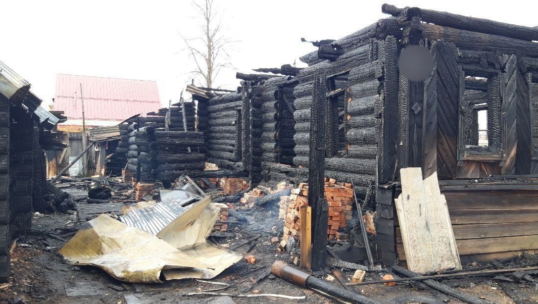 В посёлке Советский сгорел двухквартирный дом