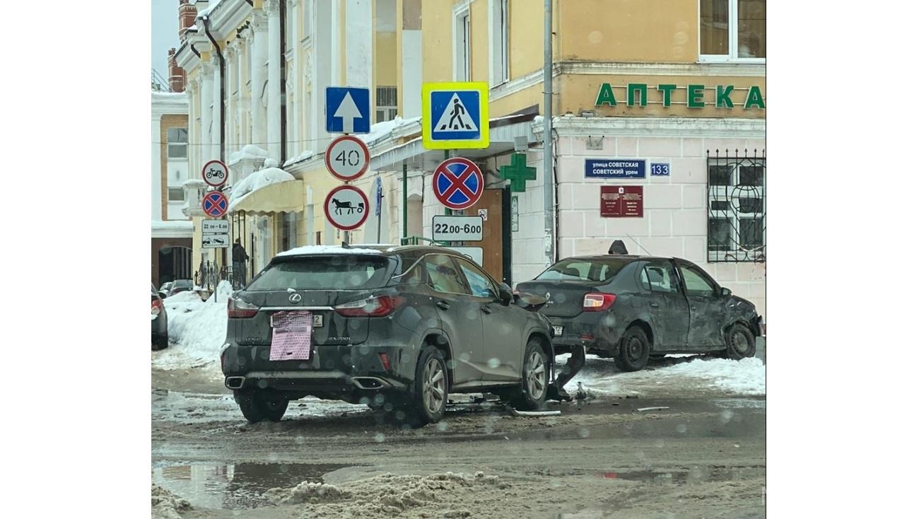 В центре Йошкар-Олы столкнулись две иномарки