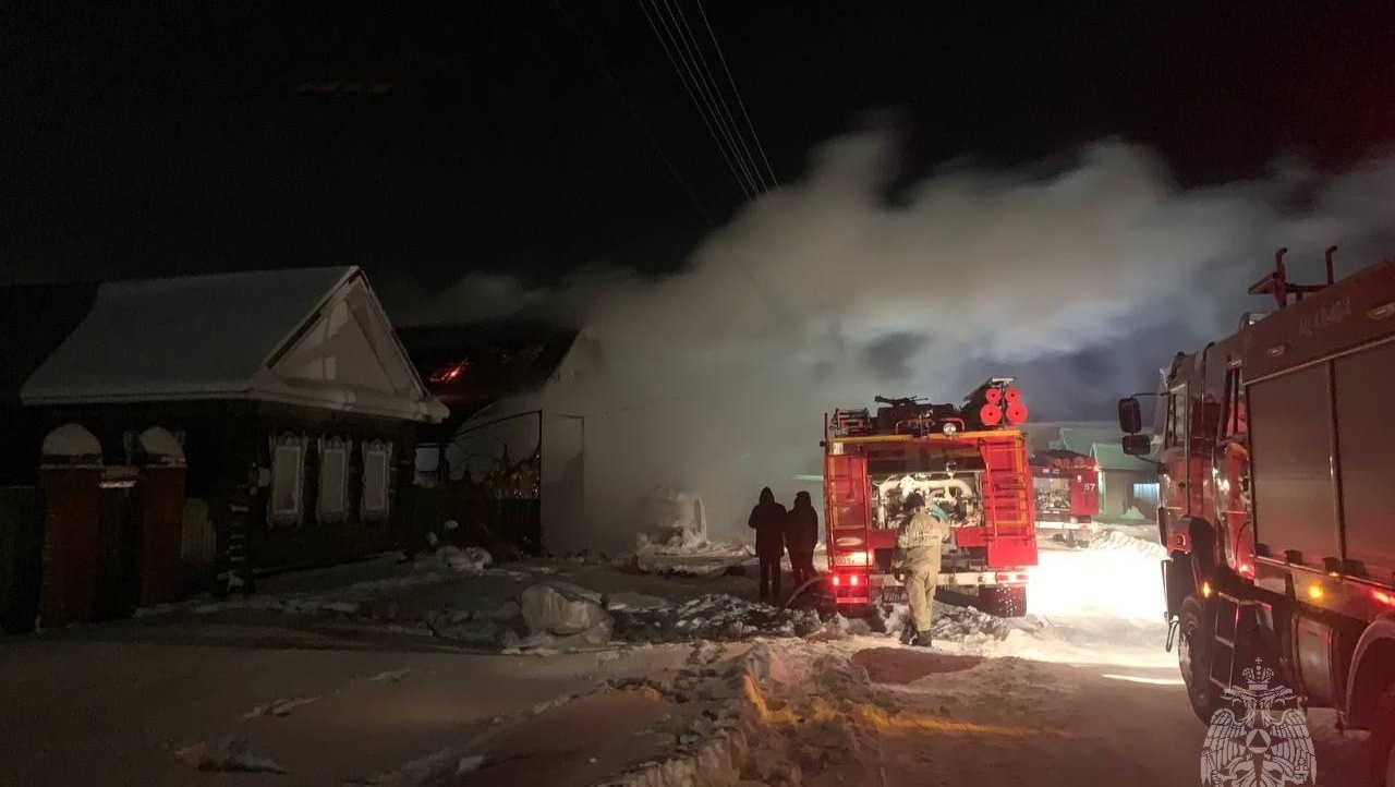В Медведевском районе в пожаре сгорел гараж с автомобилем и повреждён частный дом