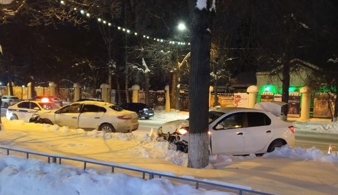 В Йошкар-Оле на Комсомольской улице не поделили дорогу два Renault