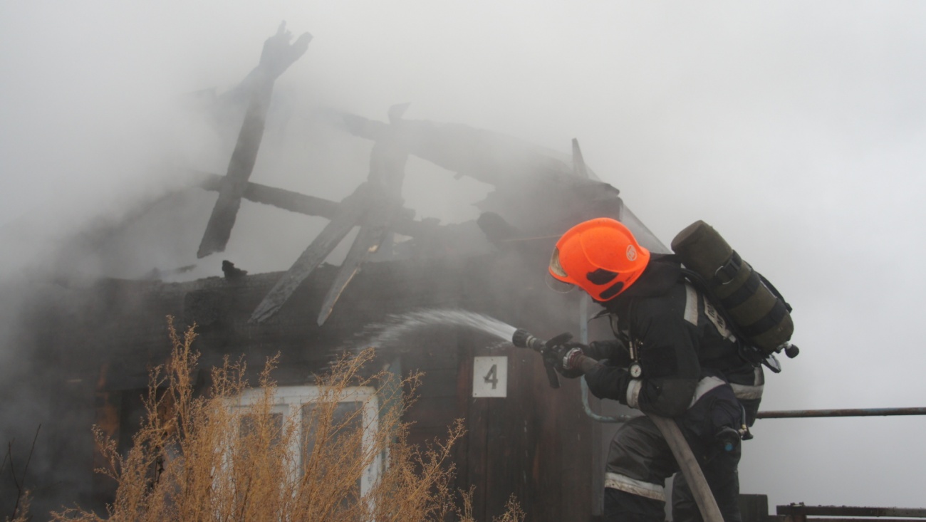 Сегодня ночью на тушение пожара в деревне Нолька выезжали 8 пожарных машин