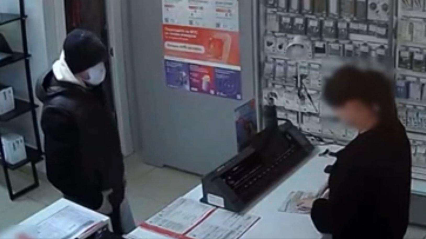 Житель Татарстана  с ножом и муляжом бомбы напал на салон сотовой связи  в Волжске