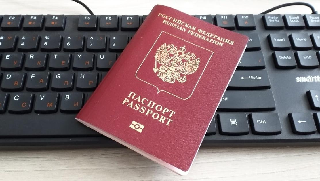 Судебные приставы смогут изымать загранники у должников