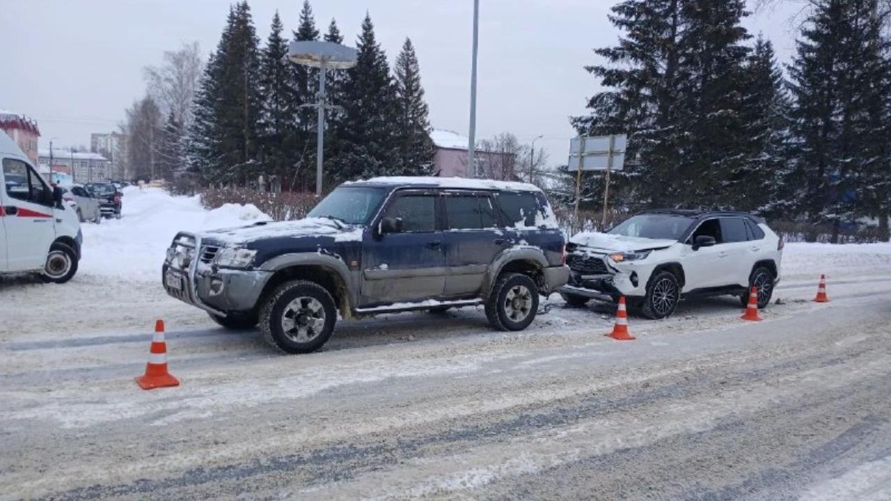 В Волжске в сложных погодных условиях водитель Toyota врезался в Nissan