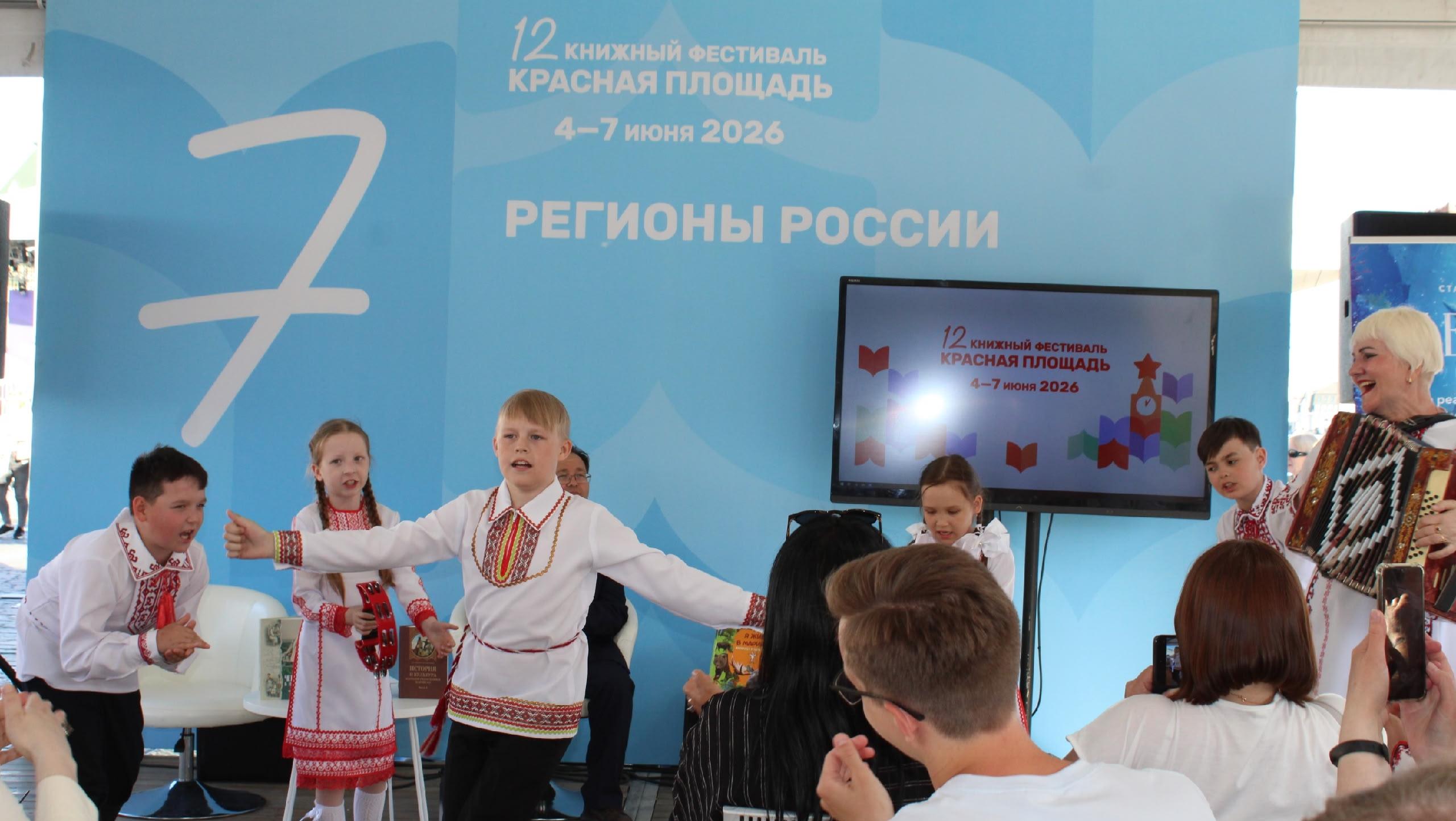 На Красной площади выступили марийские ансамбли