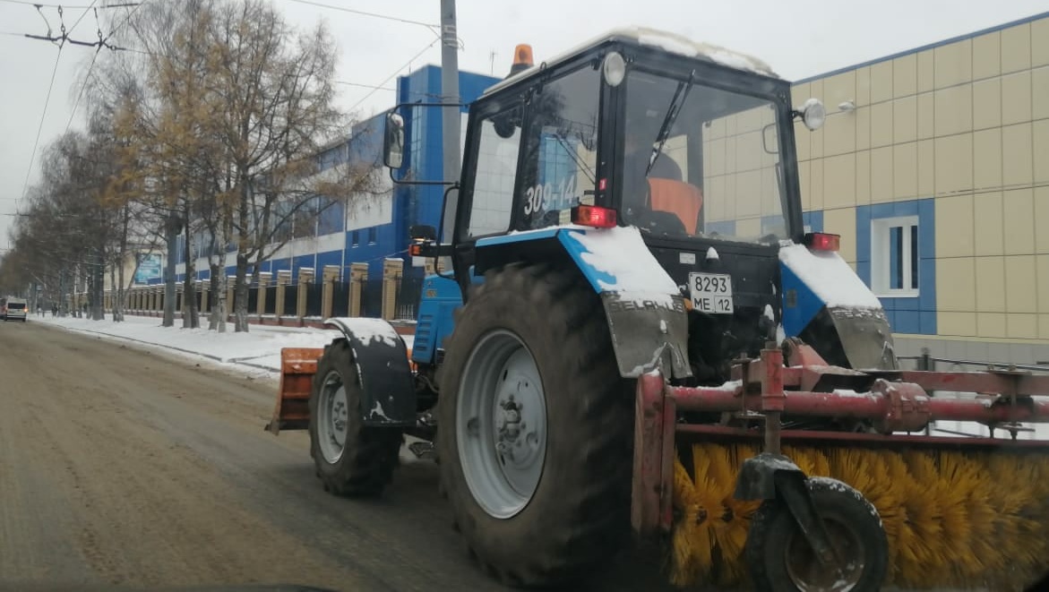 На улицы Йошкар-Олы вышла снегоуборочная техника