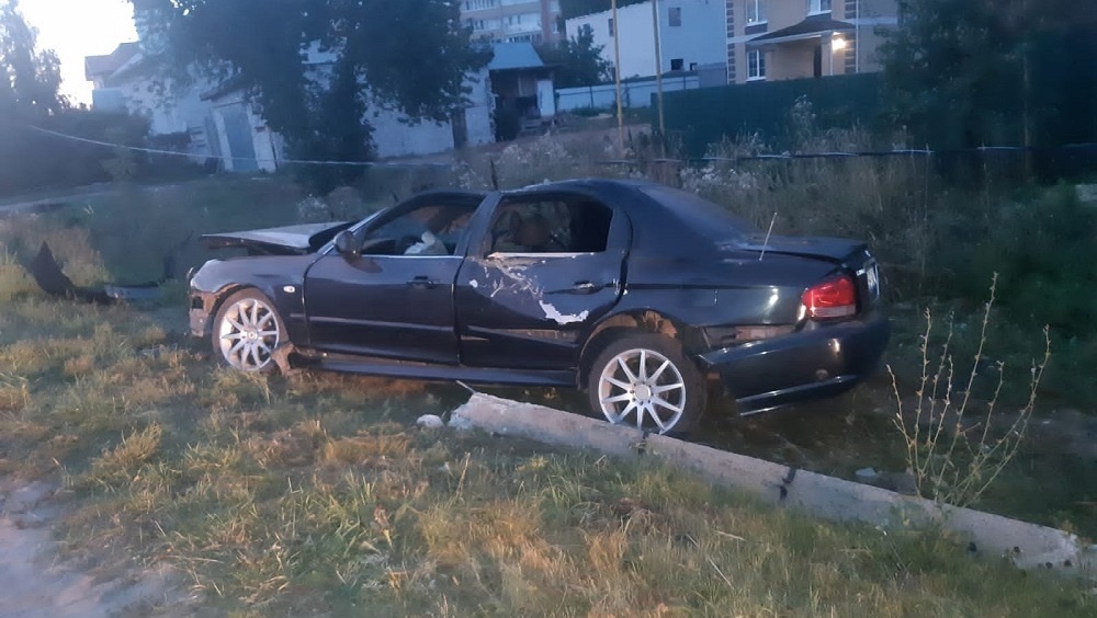 Ночью в субботу в Медведево пьяный водитель Hyundai въехал в опору ЛЭП