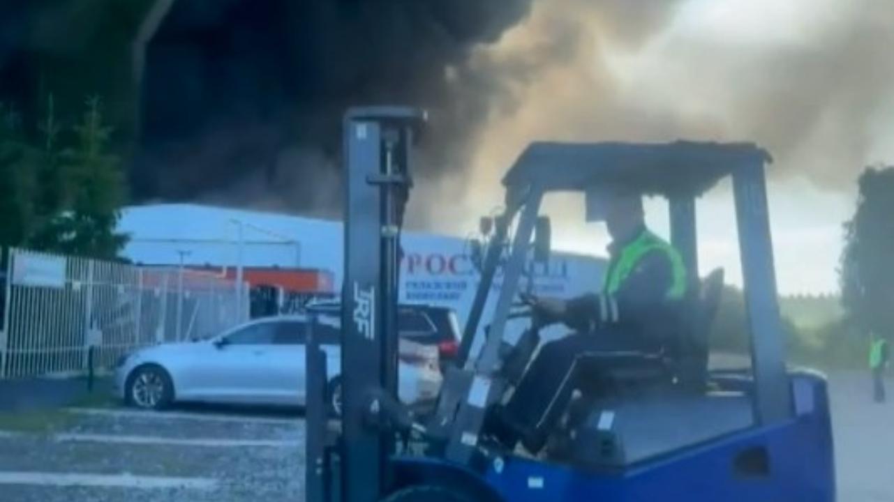 Инспекторы ДПС отогнали с места пожара в Волжске около 20 машин