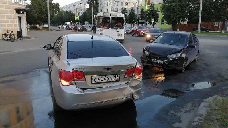 В Йошкар-Оле столкнулись две машины