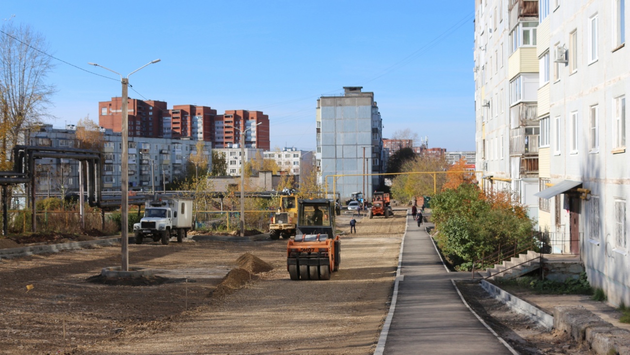 Во дворе на улице Кирпичной обустраивают проезд и парковочное пространство