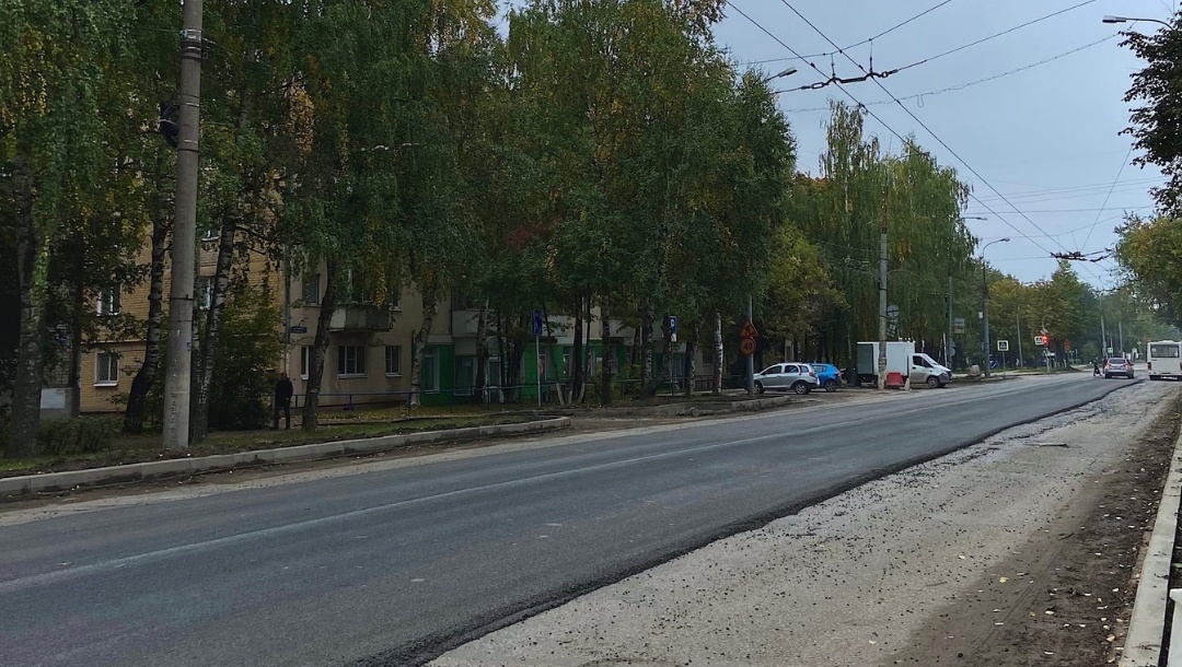 На улице Панфилова выравнивают асфальт