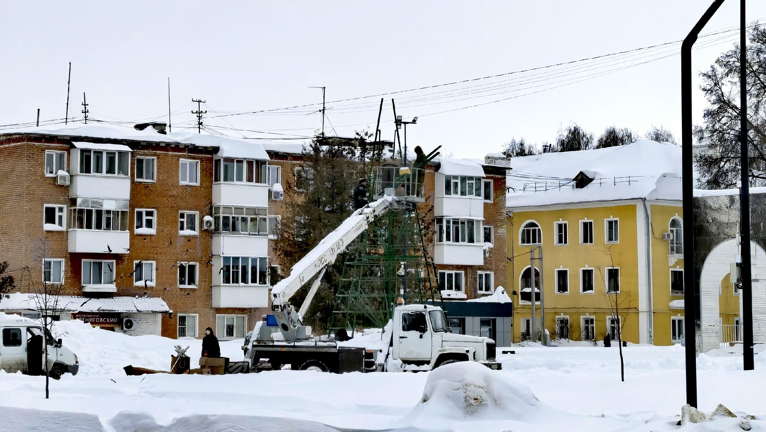 В Волжске только сейчас убрали новогоднюю ёлку