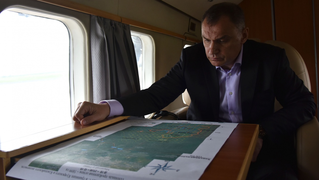 Юрий Зайцев с пожарными на вертолёте облетел территорию Медведевского района