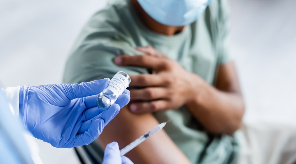 Кому показана вакцинация от COVID-19 в обязательном порядке