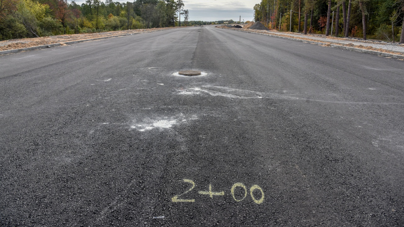 Дефекты дорожного полотна на трассах заливают холодным, горячим и литым асфальтобетоном