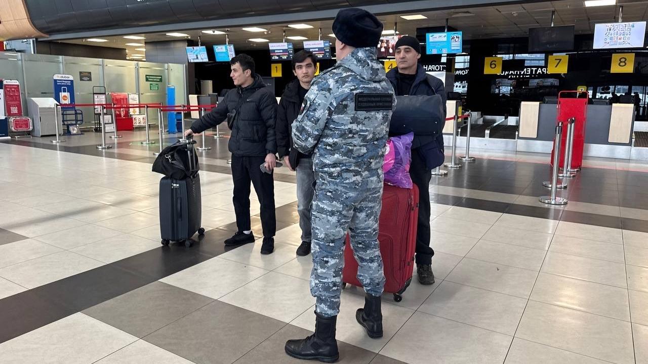 Судебные приставы Марий Эл в январе выдворили из страны четырёх мигрантов