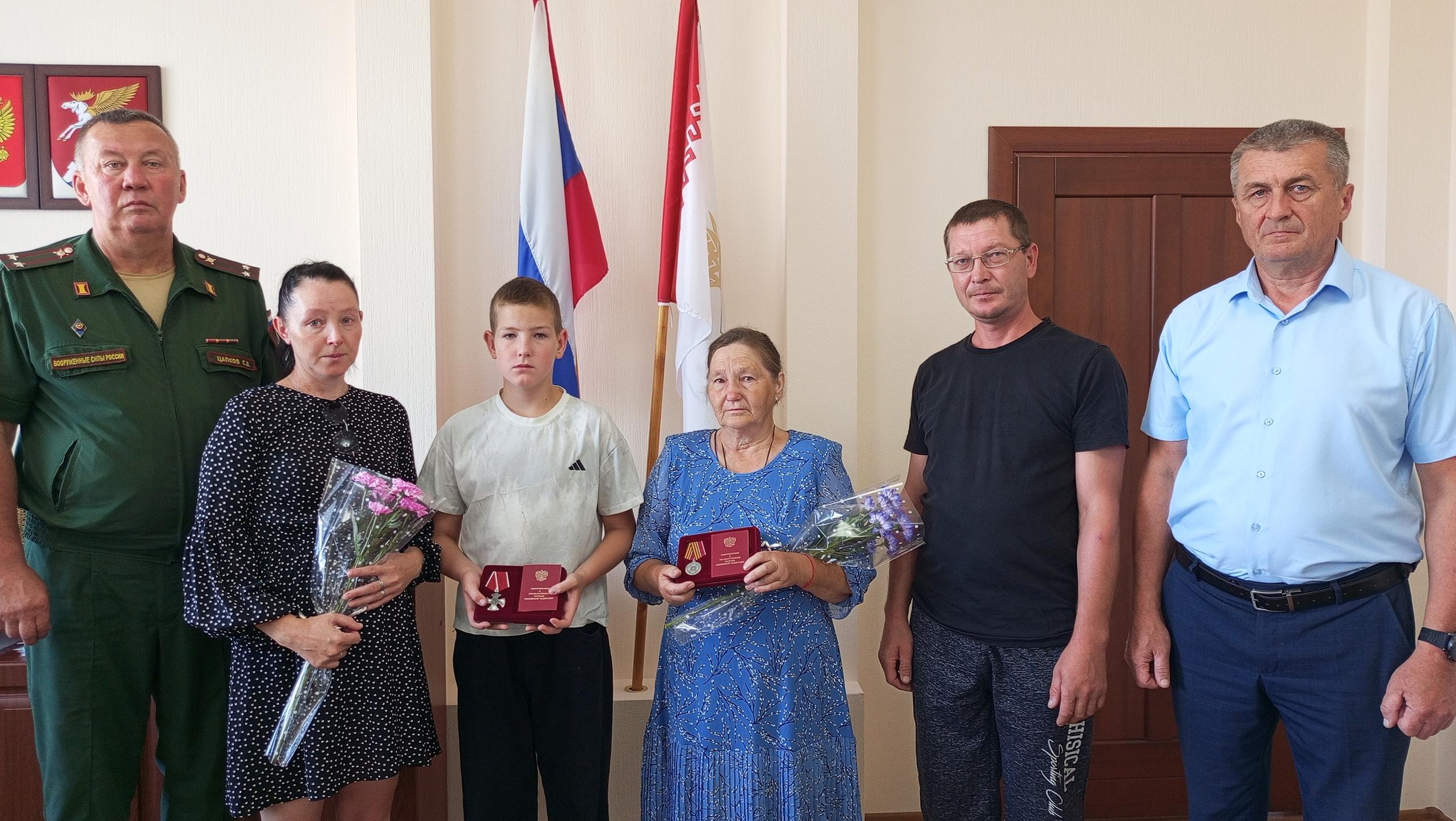 В Куженере родным бойцов передали их награды