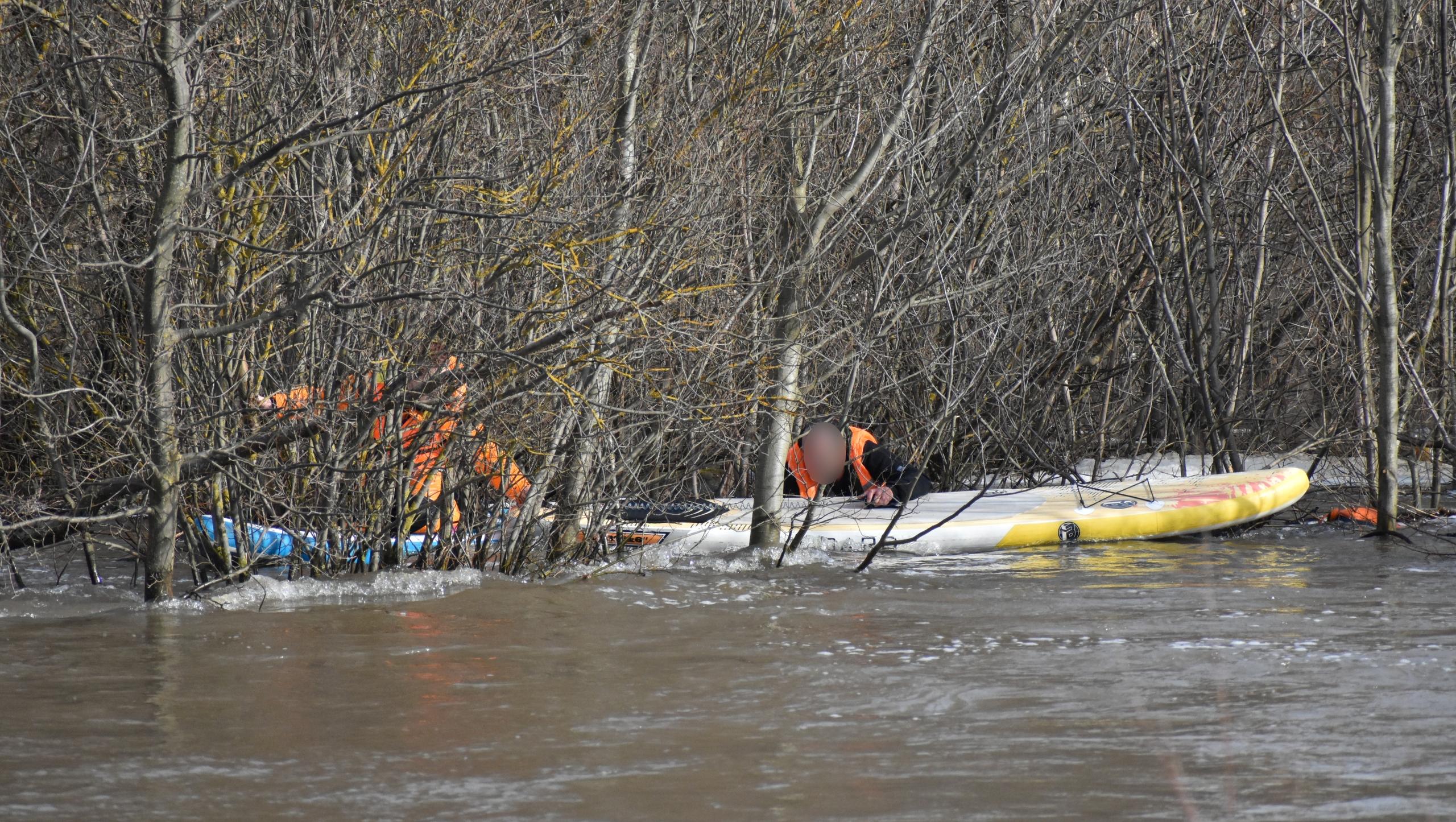 В Йошкар-Оле сапбордистов унесло течением