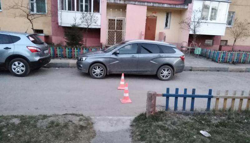 Во дворе дома по улице Панфилова сбили первоклассника